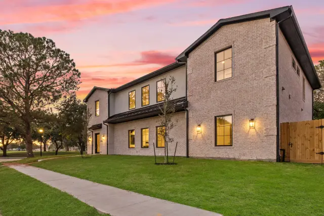 Vindon Villa, a SCIP custom home built by Everlasting Homes in Houston, TX — photograph 2 of 22