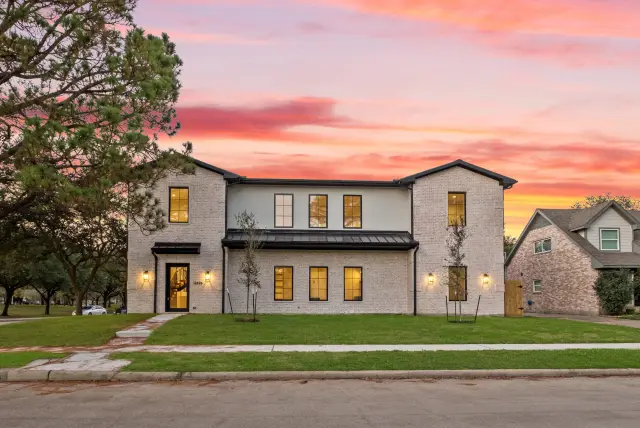 Vindon Villa, a SCIP custom home built by Everlasting Homes in Houston, TX — photograph 3 of 22