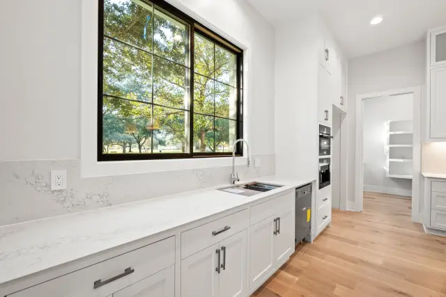 Vindon Villa, a SCIP custom home built by Everlasting Homes in Houston, TX — photograph 9 of 22