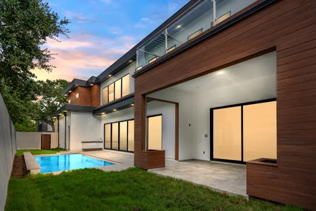 Virginia Estate, a SCIP custom home built by Everlasting Homes in Houston, TX — photograph 2 of 23